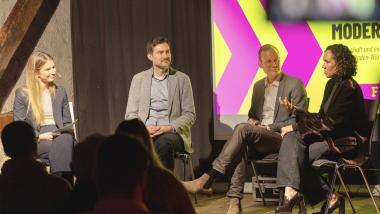 Landtagskandidatin Nathalie Wagner auf der Bühne mit Daniel Karrais MdL, Andreas Blum der Firma Unit8 und FDP-Generalsekretärin Nicole Büttner